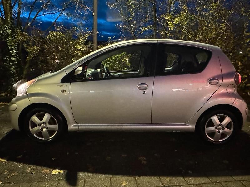 Gold Gebraucht 2008 Toyota Aygo Kleinwagen | 2.950 € (Fairer Preis) - Bild 1/4