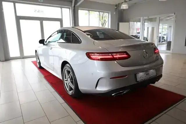 Gebraucht Mercedes E220 AMG line 194 PS (142 kW) 2019 Iridiumsilber  lack Coupé