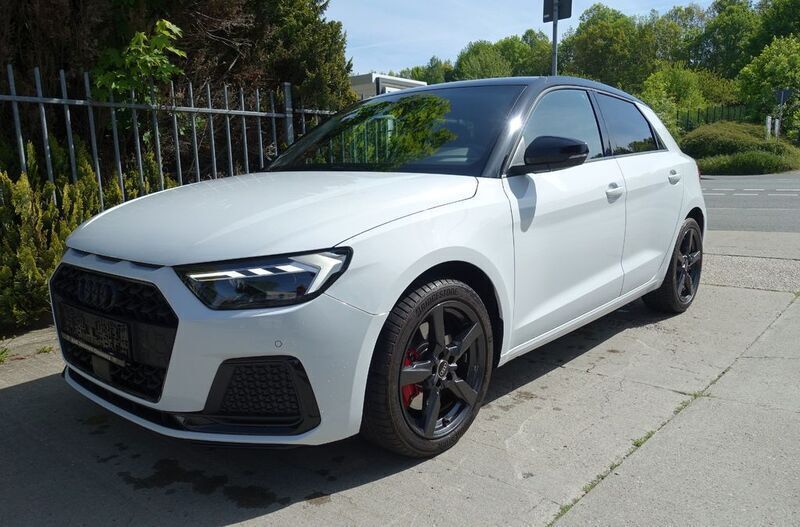 Gletscher weiß perleffekt Gebraucht 2024 Audi A1 Sportback S-Line Kleinwagen | 24.495 € (Superpreis) - Bild 1/4