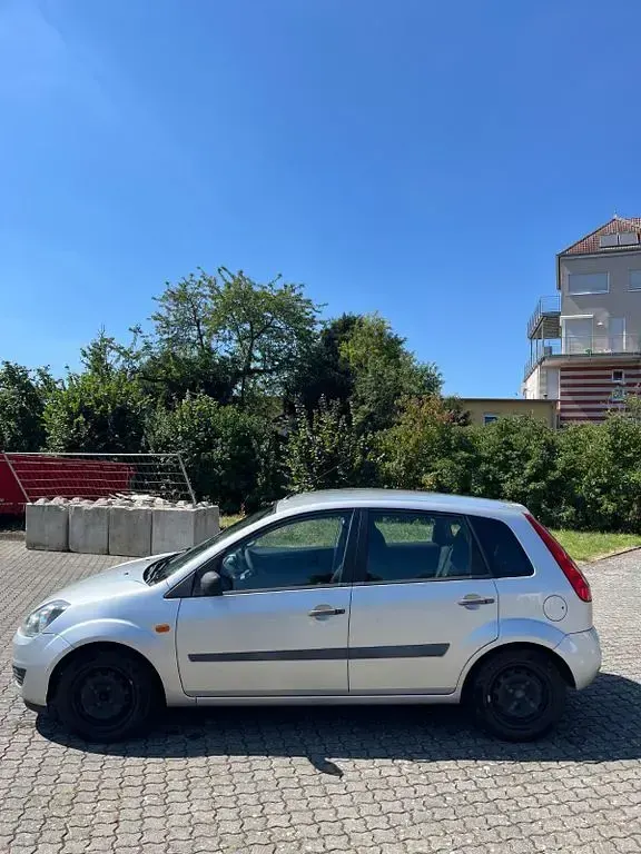 Gebraucht Ford Fiesta Ambiente 69 PS (50 kW) 2007 Silber Kleinwagen