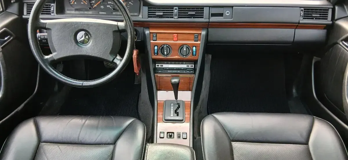 Gebraucht Mercedes 300 113 PS (83 kW) 1990 Silber Limousine