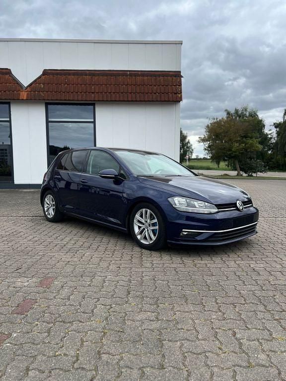 Blau Gebraucht 2018 VW Golf VII Comfortline Limousine | 12.490 € (Fairer Preis) - Bild 1/4