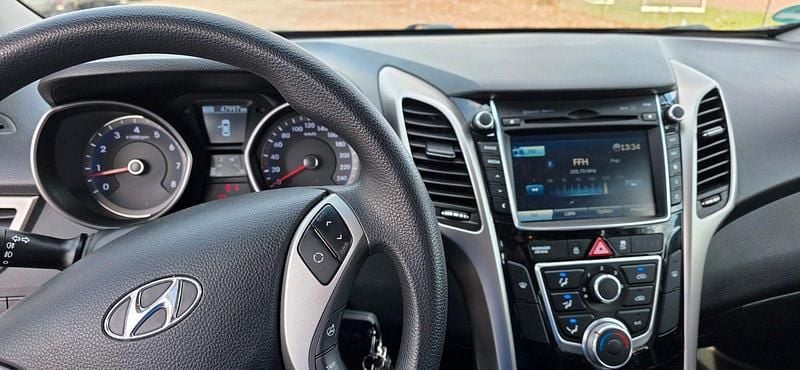 Gebraucht Hyundai i30 101 PS (74 kW) 2015 Grau Kleinwagen