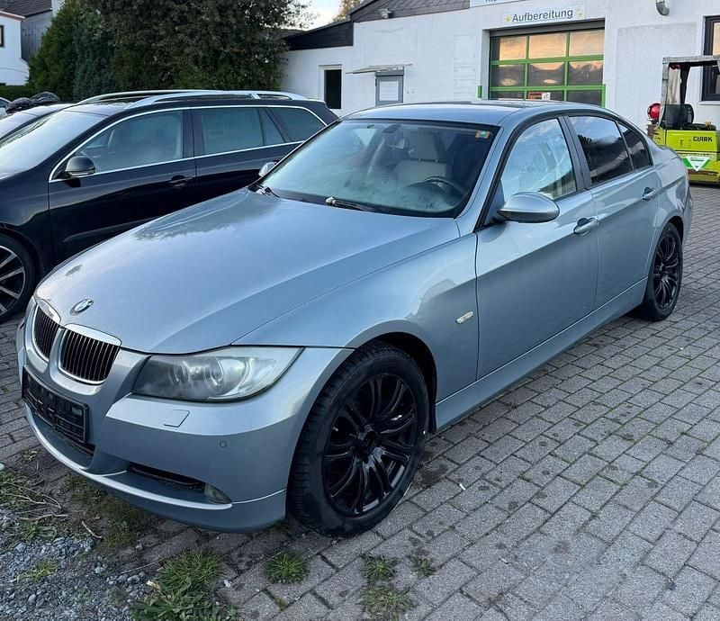Andere farben Gebraucht 2005 BMW 320 Limousine | 2.400 € (Superpreis) - Bild 1/4