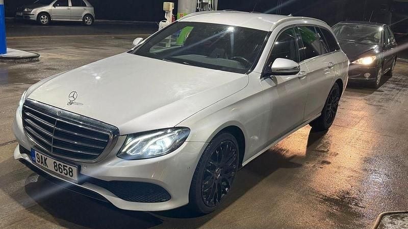 Silber Gebraucht 2018 Mercedes E200 Limousine | 11.900 € (Etwas zu teuer) - Bild 1/4