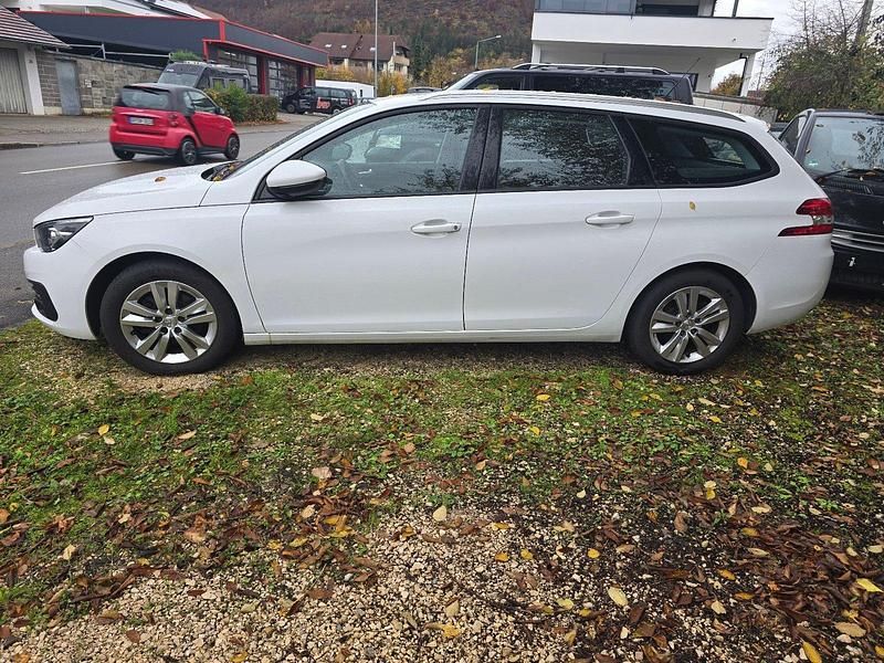Gebraucht Peugeot 308 Active 120 PS (88 kW) 2017 Weiß Kombi