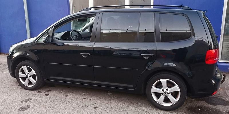 Gebraucht VW Touran 105 PS (77 kW) 2011 Schwarz Van / Kleinbus