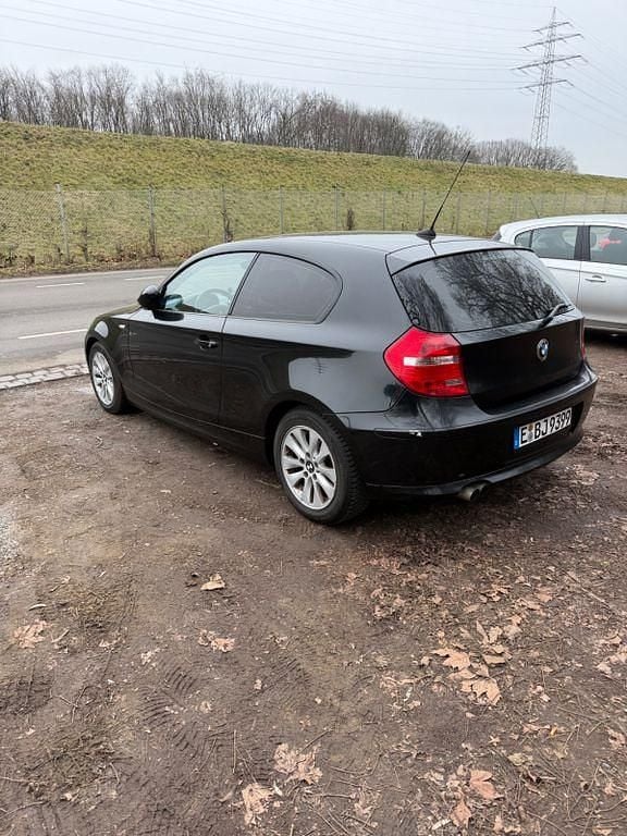 Gebraucht BMW 116 122 PS (89 kW) 2008 Schwarz Kleinwagen