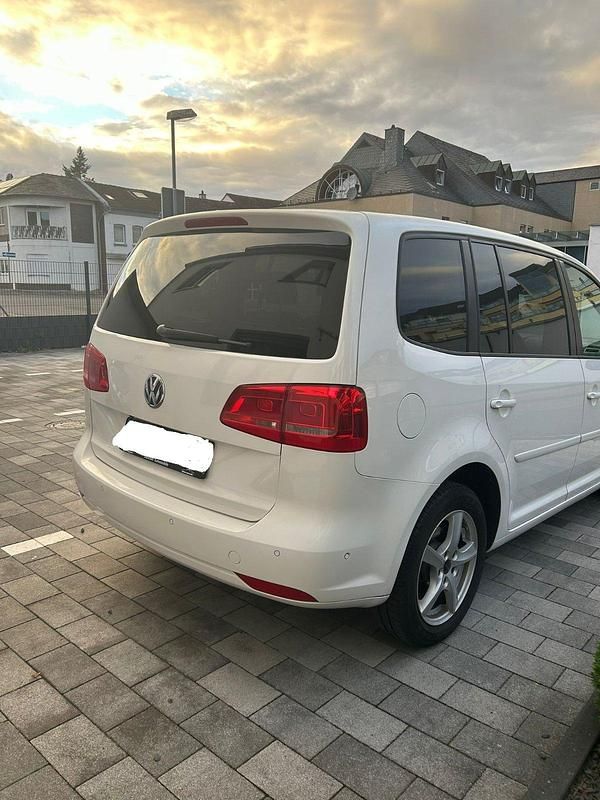 Weiß Gebraucht 2014 VW Touran Van / Kleinbus | 10.000 € (Guter Preis) - Bild 1/4