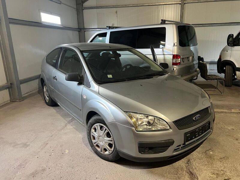 Silber Gebraucht 2005 Ford Focus Trend Limousine | 2.300 € (Fairer Preis) - Bild 1/4