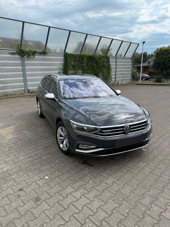 Grau Gebraucht 2021 VW Passat Alltrack Kombi | 28.900 € (Superpreis) - Bild 1/4