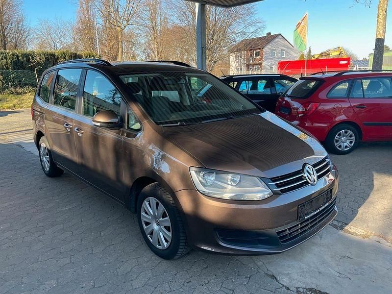 Braun Gebraucht 2011 VW Sharan Trendline Van / Kleinbus | 7.490 € - Bild 1/4