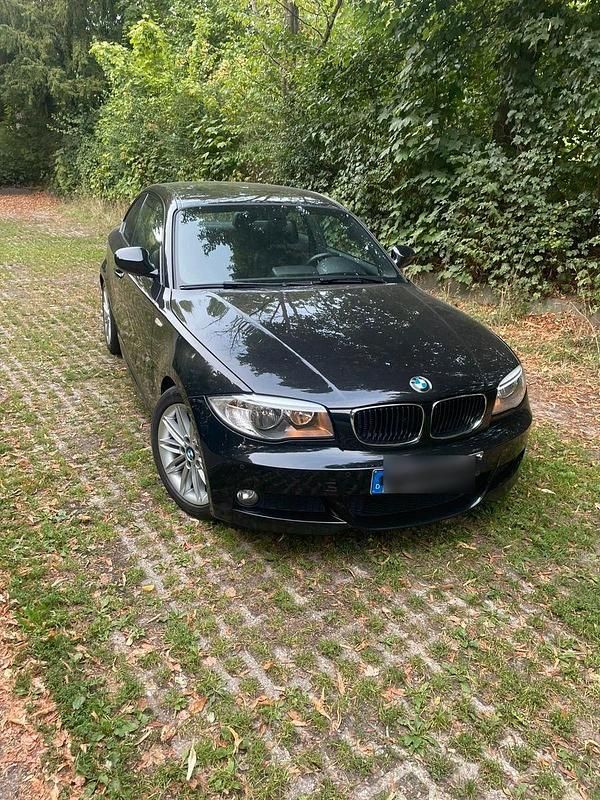 Schwarz Gebraucht 2011 BMW 118 Coupé Advantage Coupé | 9.900 € (Teuer) - Bild 1/4