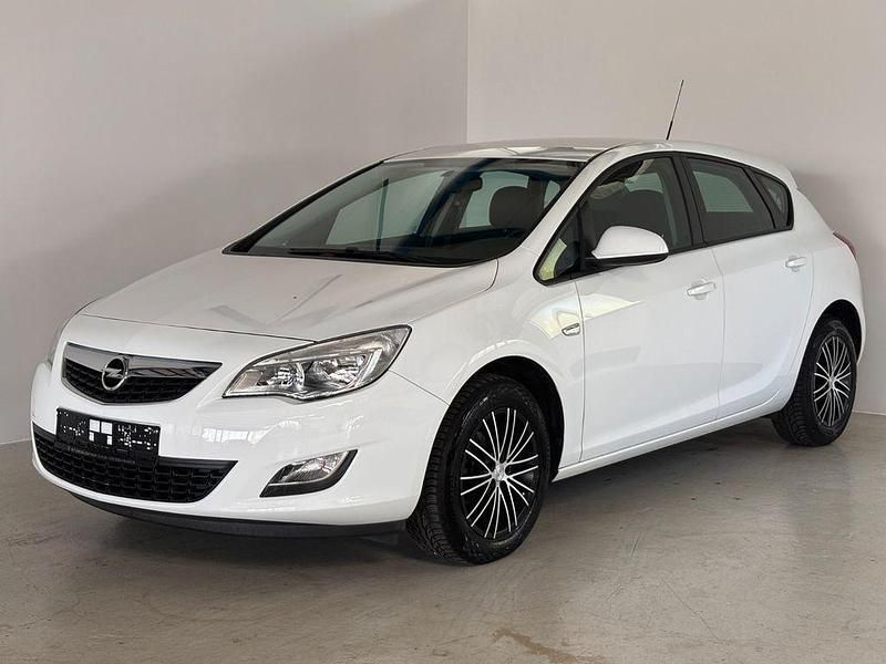 Weiß Gebraucht 2012 Opel Astra Design Edition Limousine | 5.790 € (Fairer Preis) - Bild 1/4