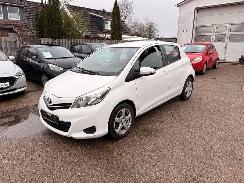 Gebraucht Toyota Yaris Life 99 PS (72 kW) 2012 Weiß Kleinwagen