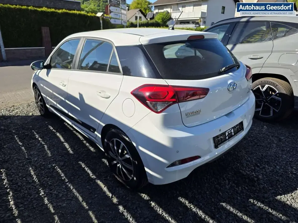 Gebraucht Hyundai i20 101 PS (74 kW) 2017 Weiß Kleinwagen