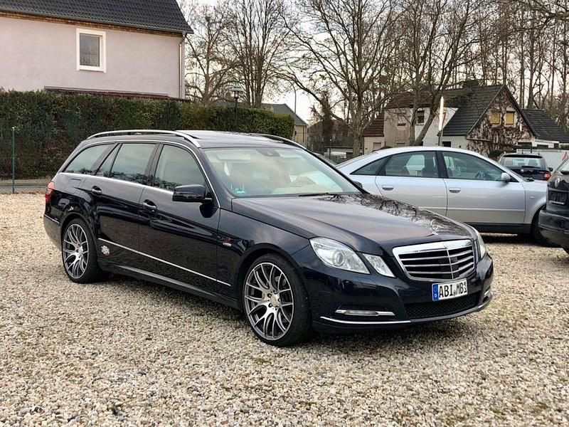 Gebraucht Mercedes E350 265 PS (194 kW) 2011 Blau Kombi