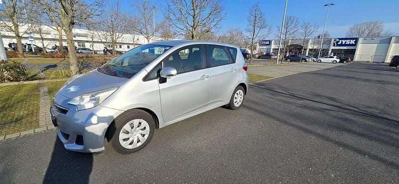 Gebraucht Toyota Verso-S Cool 99 PS (72 kW) 2014 Silber Van / Kleinbus