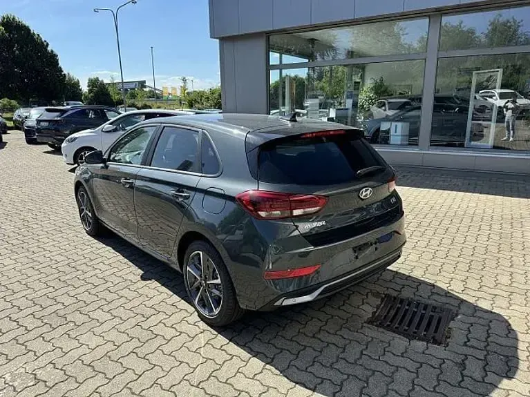 Gebraucht Hyundai i30 Advantage 101 PS (74 kW) 2024 Cypress green Limousine
