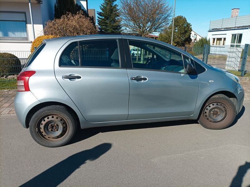 Grau Gebraucht 2009 Toyota Yaris Cool Limousine | 3.800 € (Fairer Preis) - Bild 1/4