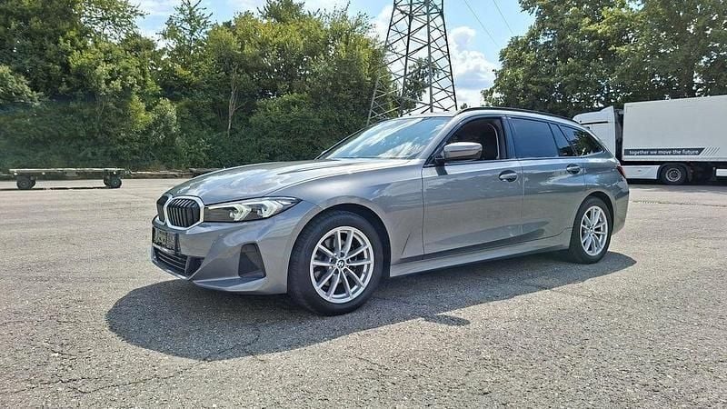 Grau Gebraucht 2023 BMW 320 Shadowline Kombi | 34.490 € (Guter Preis) - Bild 1/4