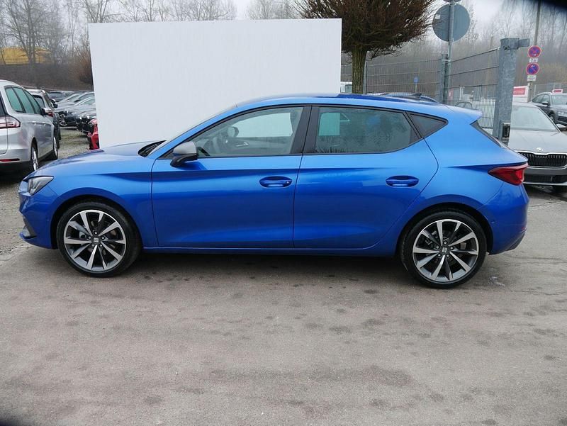 Neu Seat Leon FR 150 PS (110 kW) 2026 Saphir blau metallic Limousine