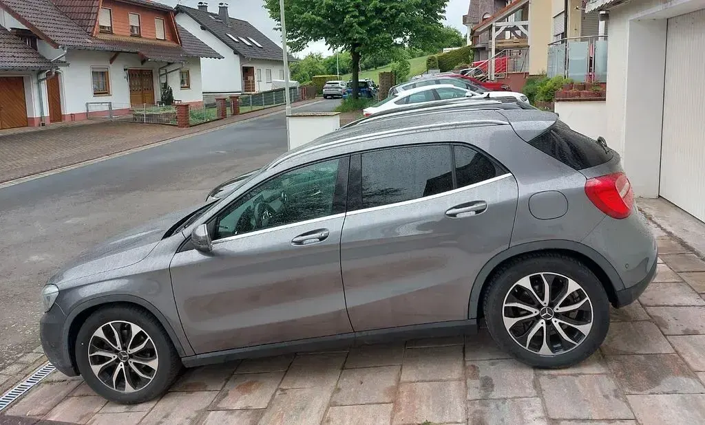 Gebraucht Mercedes GLA200 Urban 156 PS (114 kW) 2016 Grau SUV