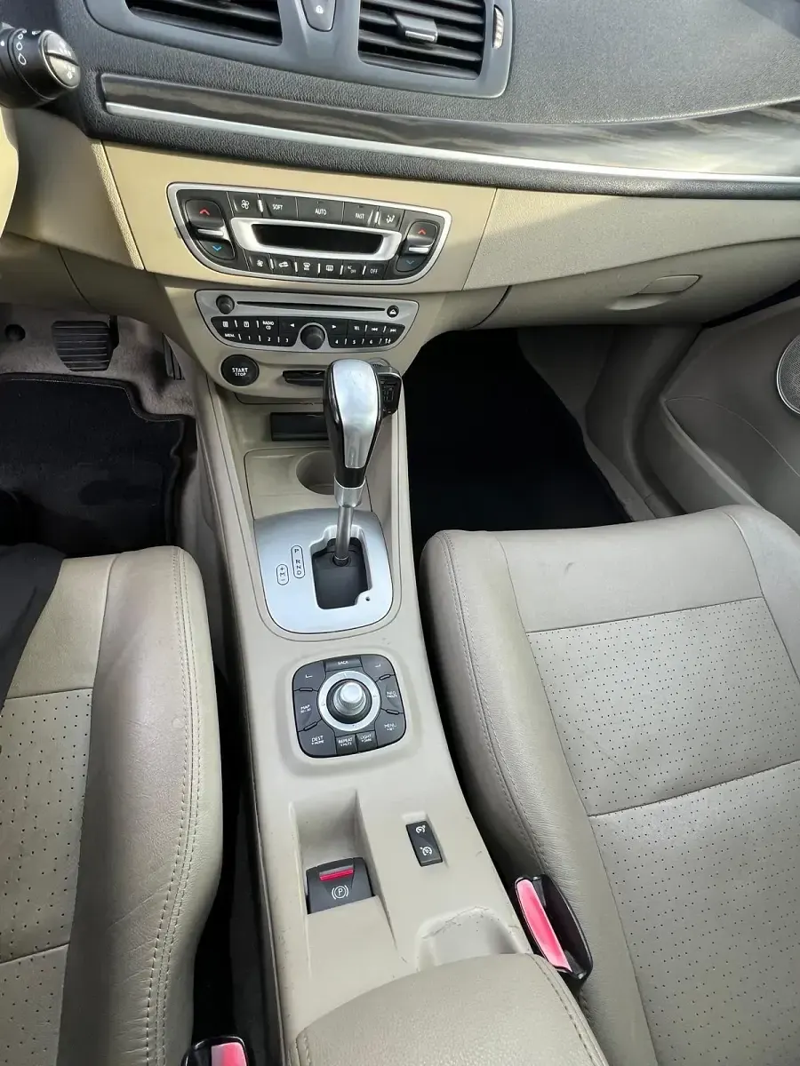 Gebraucht Renault Mégane III 140 PS (102 kW) 2011 Schwarz Limousine
