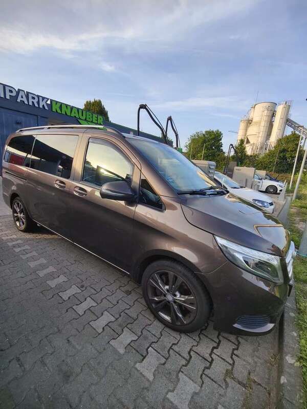 Braun Gebraucht 2017 Mercedes V220 Edition Van / Kleinbus | 29.750 € (Etwas zu teuer) - Bild 1/3