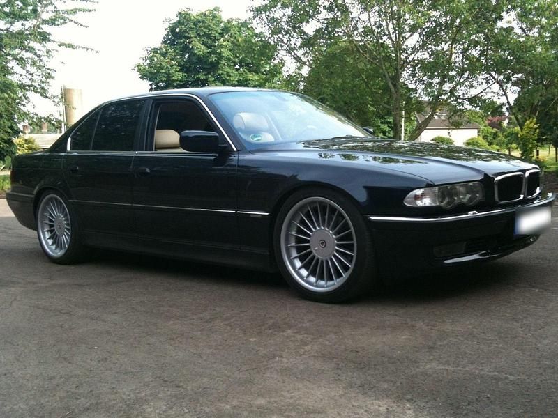 Second-hand BMW 740 286 CP (210 kW) 2000 Albastru Berlinǎ