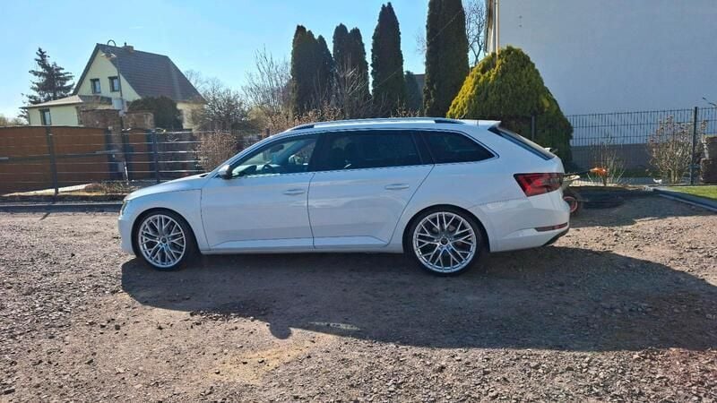 Weiß Gebraucht 2015 Skoda Superb Kombi | 16.199 € (Fairer Preis) - Bild 1/4
