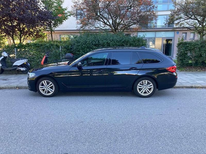 Schwarz Gebraucht 2018 BMW 520 Sport Line Kombi | 15.900 € (Superpreis) - Bild 1/4
