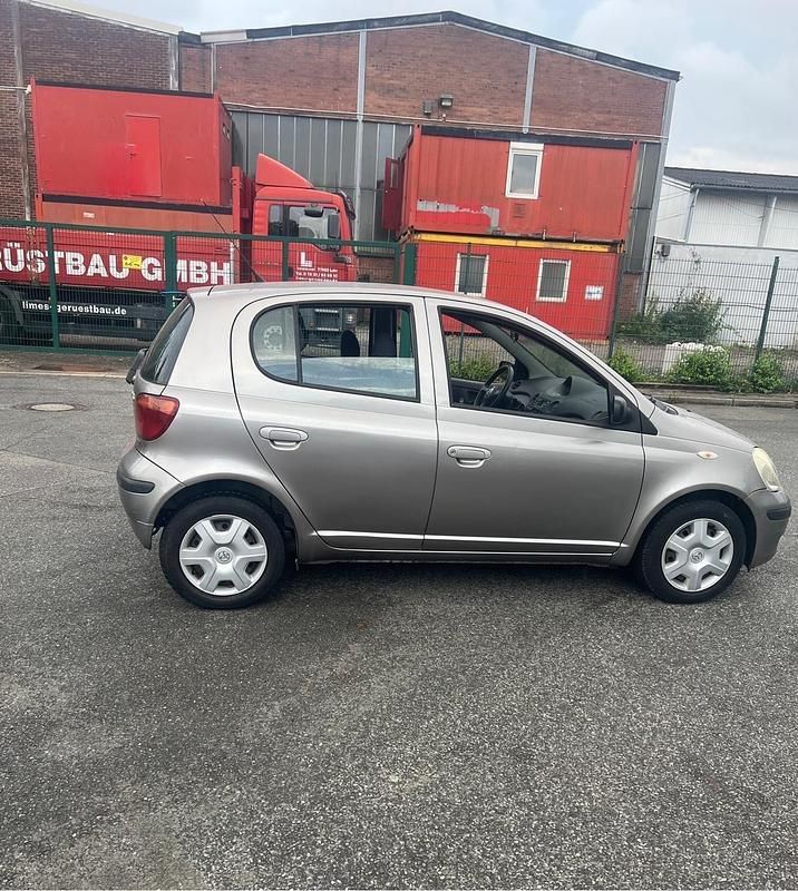 Silber Gebraucht 2005 Toyota Yaris Kleinwagen | 2.500 € (Fairer Preis) - Bild 1/4