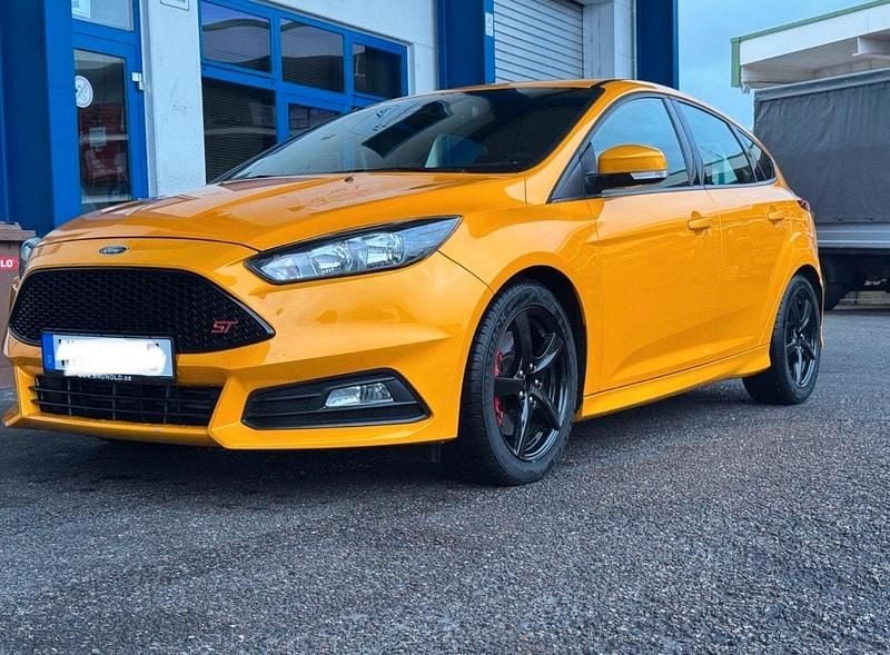 Gebraucht Ford Focus ST 250 PS (183 kW) 2018 Orange Limousine