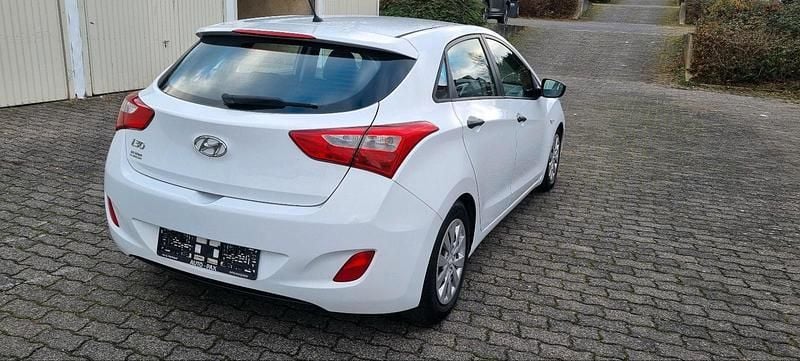 Gebraucht Hyundai i30 90 PS (66 kW) 2015 Weiß Limousine