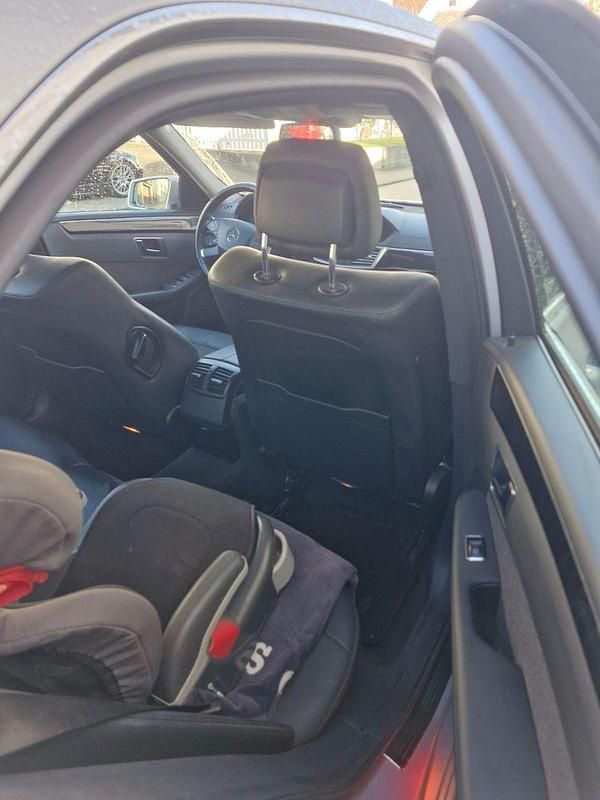 Gebraucht Mercedes E200 Elegance 184 PS (135 kW) 2010 Silber Limousine