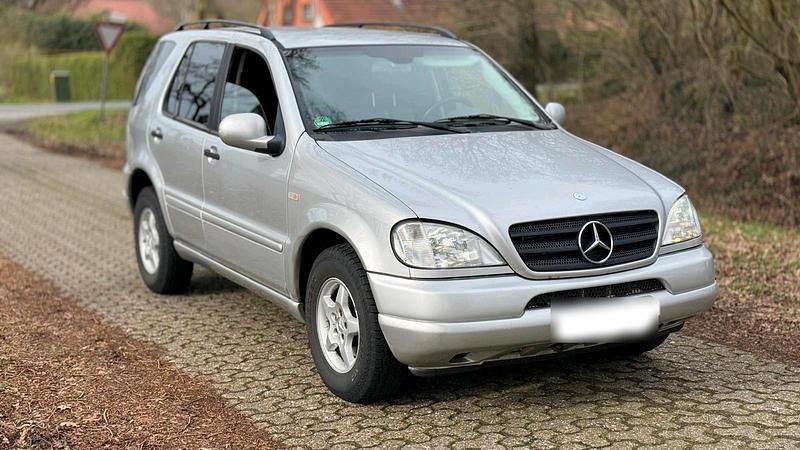 Gebraucht Mercedes ML270 163 PS (119 kW) 2000 Silber SUV