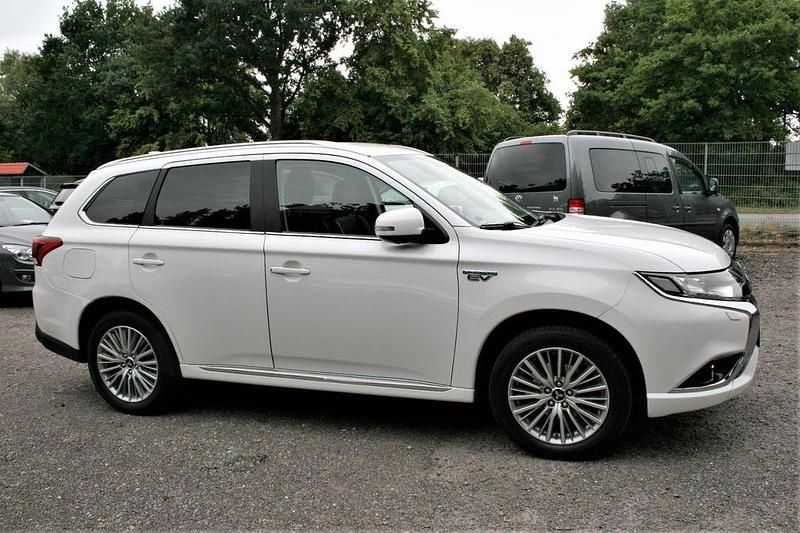 Second-hand Mitsubishi Outlander P-HEV Plus 203 CP (149 kW) 2017 Alb SUV