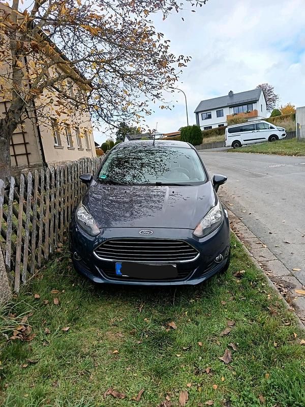 Grau Gebraucht 2013 Ford Fiesta Kleinwagen | 3.000 € (Fairer Preis) - Bild 1/4