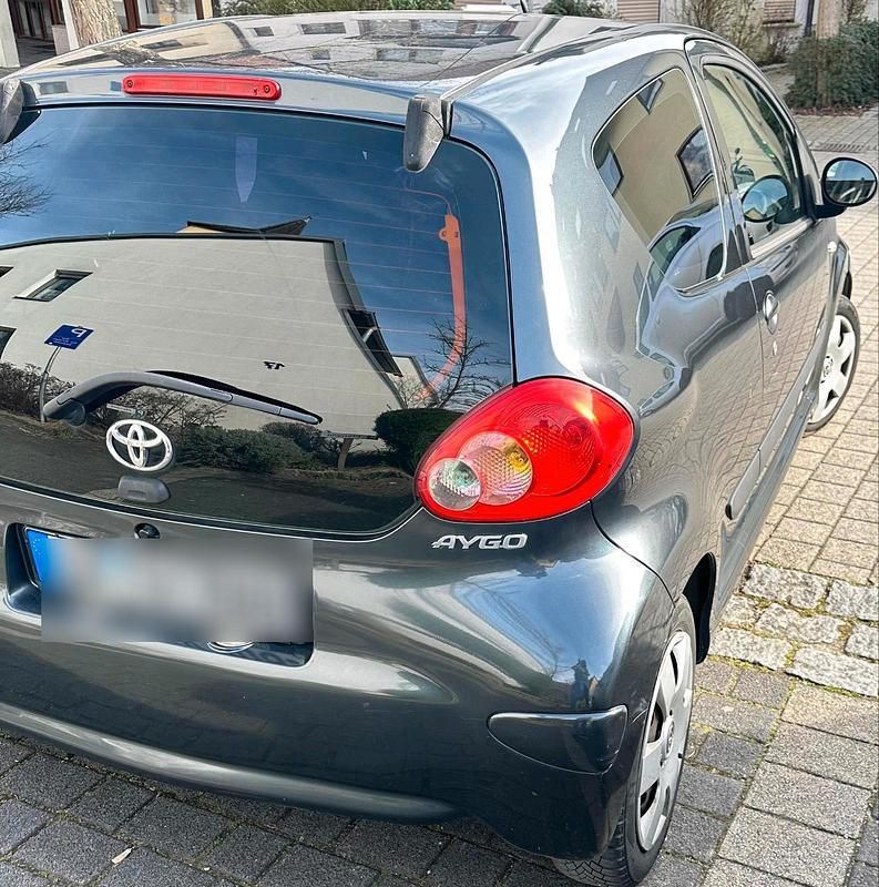Grau Gebraucht 2005 Toyota Aygo Kleinwagen | 1.700 € (Teuer) - Bild 1/4