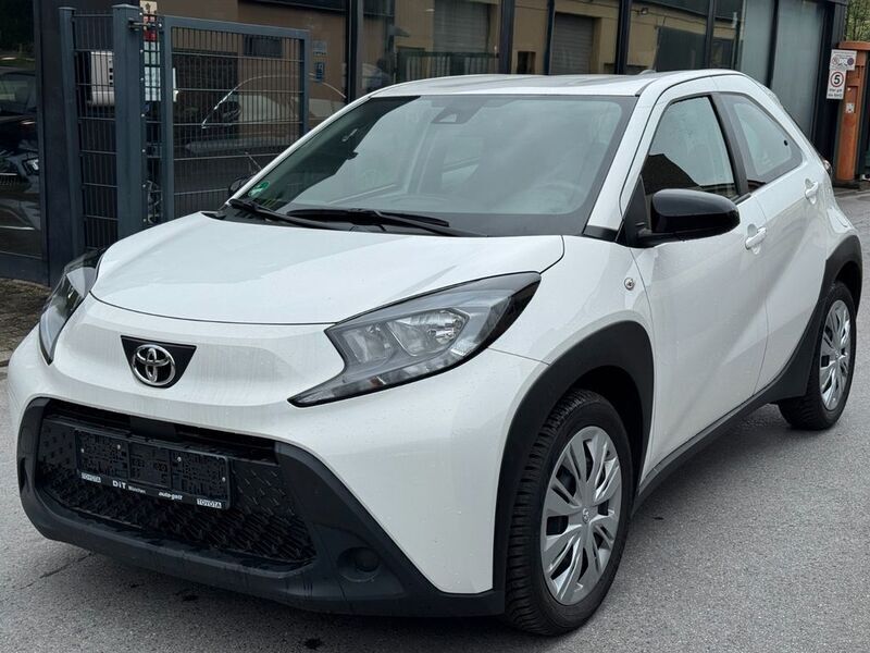 Weiß Gebraucht 2022 Toyota Aygo X-play Kleinwagen | 12.390 € (Guter Preis) - Bild 1/4