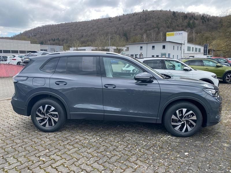 Neu VW Tiguan Life 150 PS (110 kW) 2025 Delfingrau metallic SUV