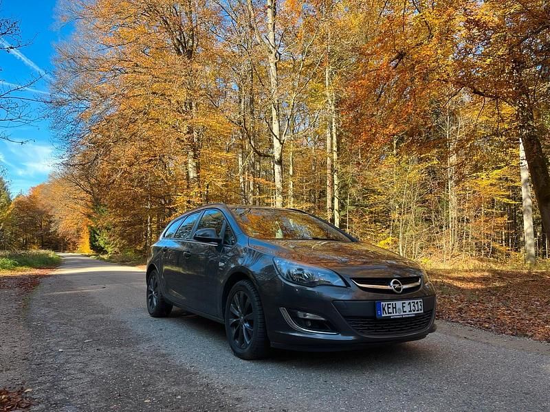 Grau Gebraucht 2013 Opel Astra Active Kombi | 5.650 € (Etwas zu teuer) - Bild 1/4