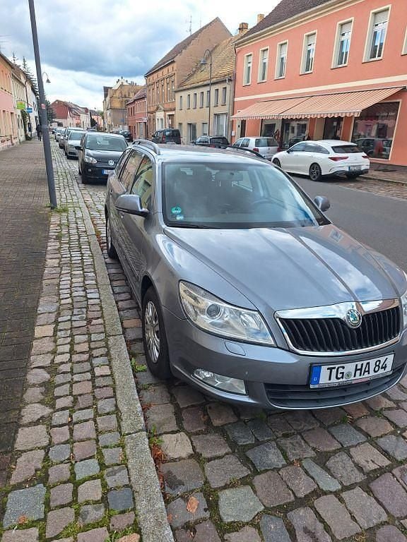 Grau Gebraucht 2012 Skoda Octavia Elegance Kombi | 4.500 € (Superpreis) - Bild 1/4