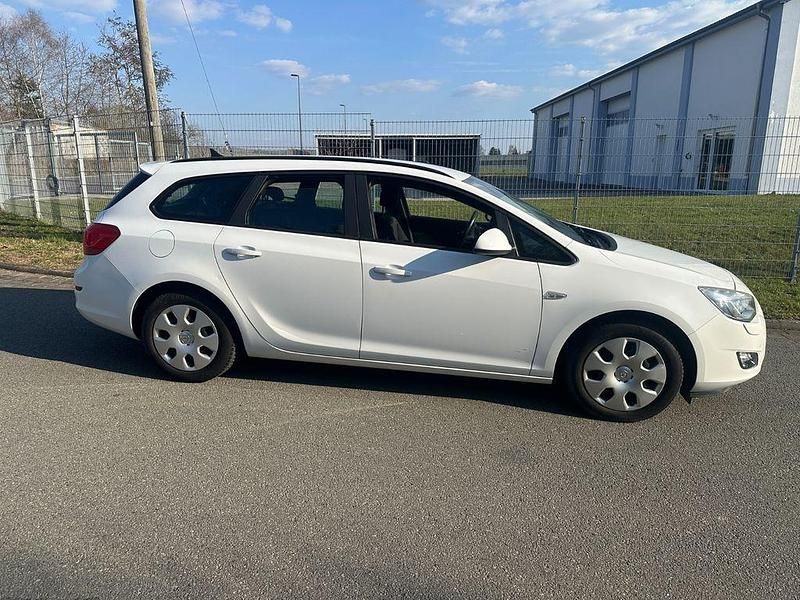 Gebraucht Opel Astra Edition 110 PS (80 kW) 2012 Weiß Kombi