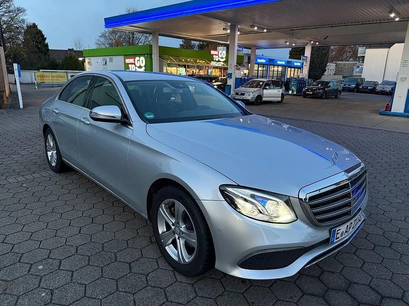 Iridiumsilber metalliclack Gebraucht 2016 Mercedes E200 Limousine | 22.999 € (Guter Preis) - Bild 1/4