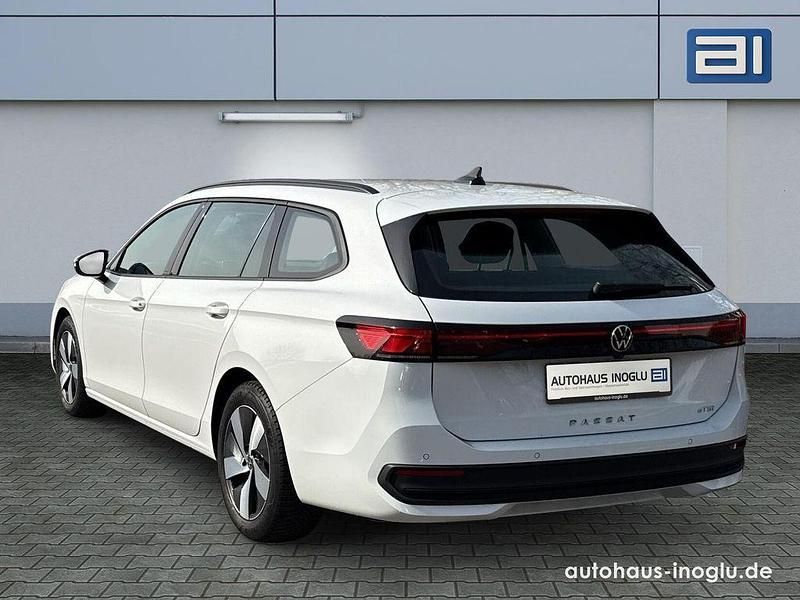 Gebraucht VW Passat R 150 PS (110 kW) 2024 Pure white Kombi