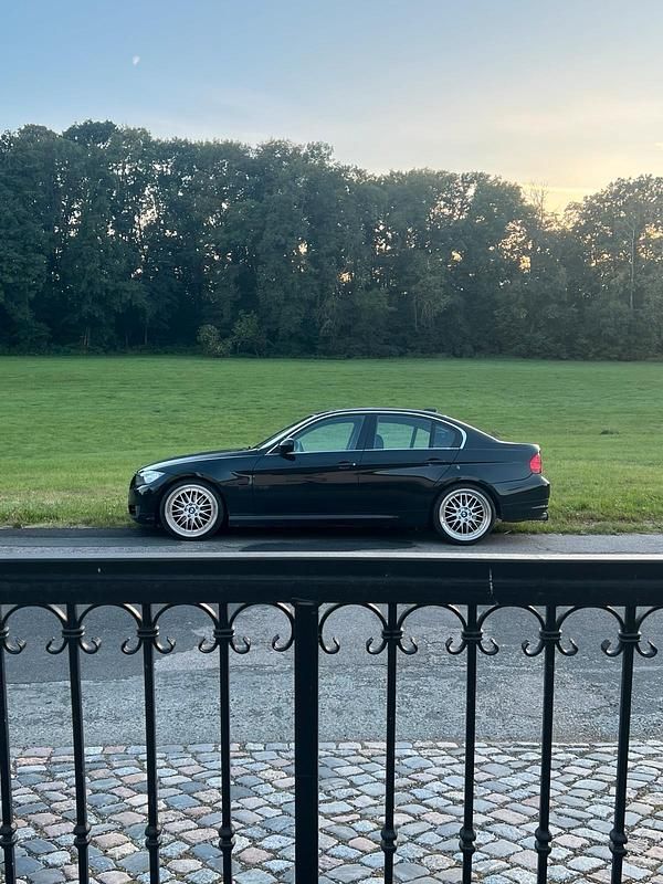 Gebraucht BMW 325 218 PS (160 kW) 2008 Schwarz Limousine