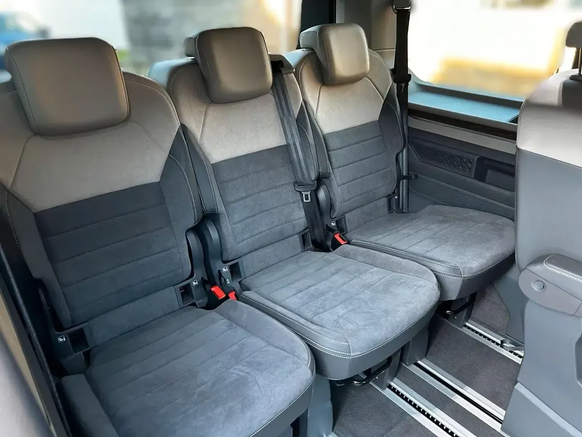 Gebraucht VW Multivan Edition 150 PS (110 kW) 2025 Grau Van / Kleinbus