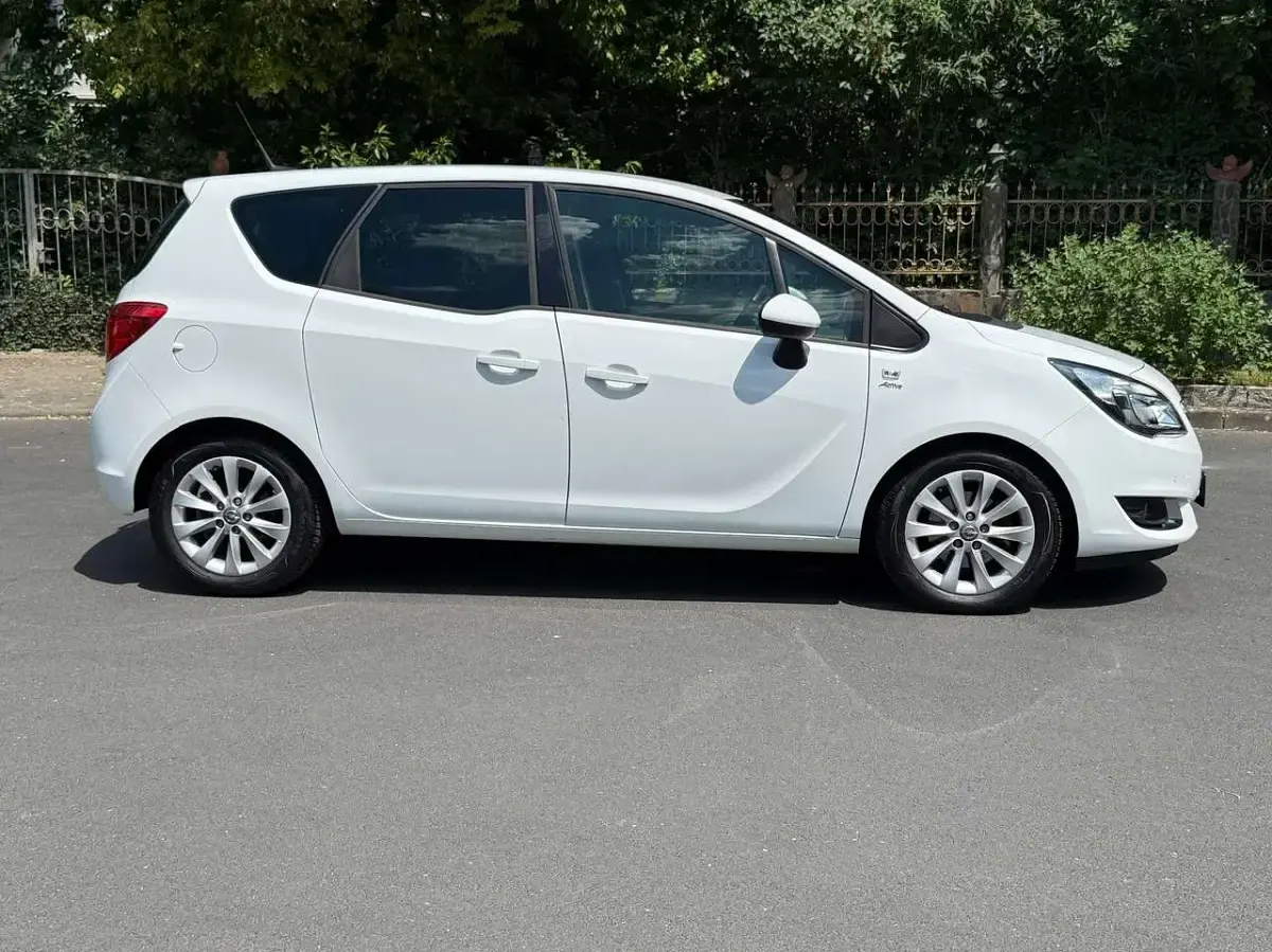 Gebraucht Opel Meriva Active 120 PS (88 kW) 2017 Weiß Van / Kleinbus
